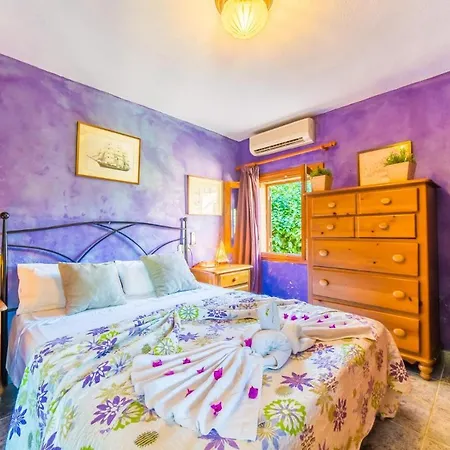 Holiday home Sleeps 6 Pool Air Con Wifi *