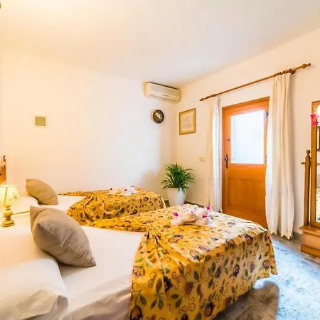 Sleeps 6 Pool Air Con Wifi *