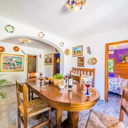 Sleeps 6 Pool Air Con Wifi