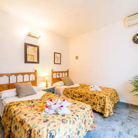 Sleeps 6 Pool Air Con Wifi Holiday home