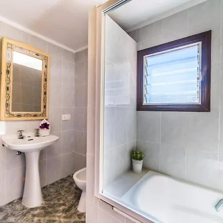 Sleeps 6 Pool Air Con Wifi Holiday home *
