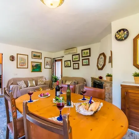 Sleeps 6 Pool Air Con Wifi Holiday home